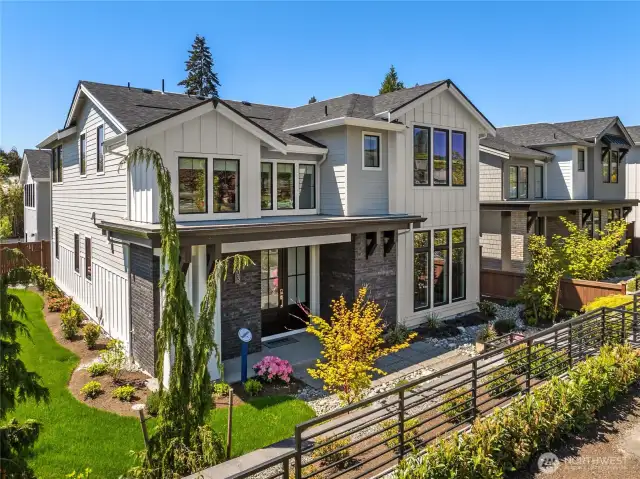 Beautiful new home located minutes from Downtown Kirkland, and a few blocks from Heritage Park & Lake Washington. Ten-foot ceilings on the main level showcase an airy & open layout in addition to spacious bedrooms each with en- suite baths.