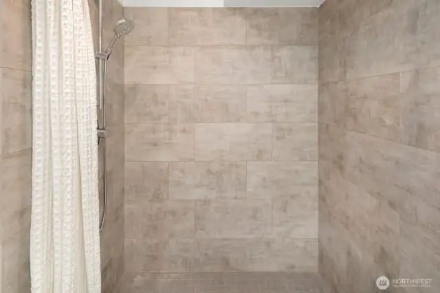 Large walk-in shower with a detachable head is perfect for washing even the largest pooch!