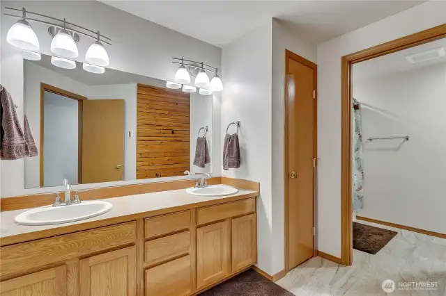 Secondary bath with tub