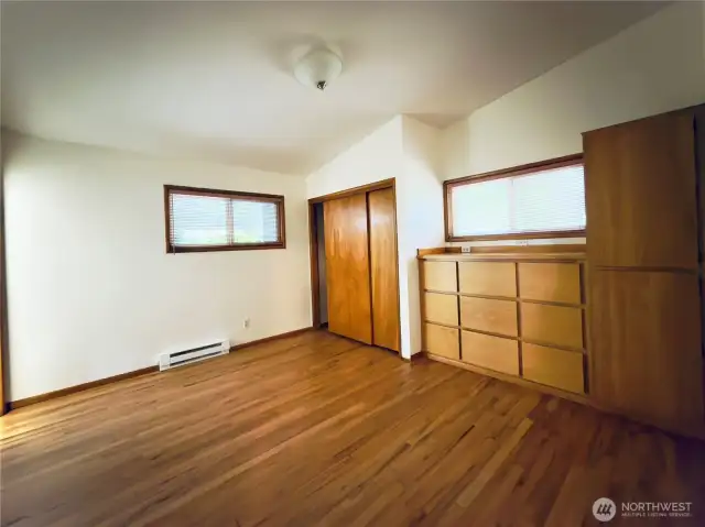 Hardwood floors, built ins, vaulted ceilings, primary with ensuite, closet system
