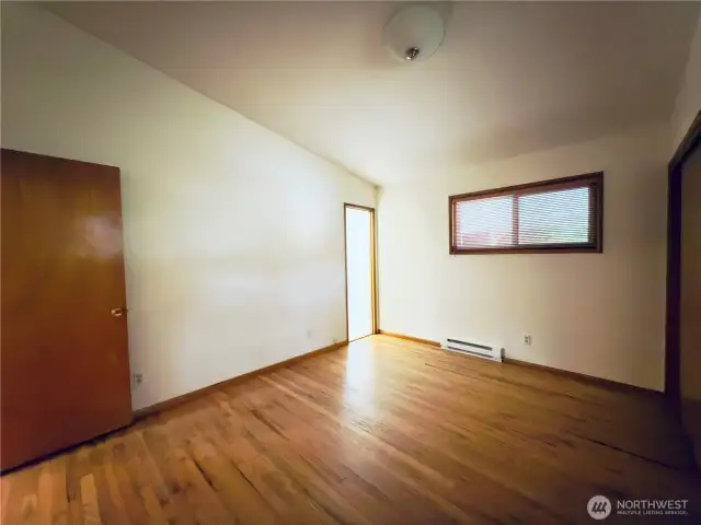 Primary with ensuite, hardwood floors, vaulted ceilings, great floorplan, one level