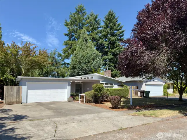 3038 Louisiana ST, Longview WA 98632 Walkable neighborhood, sidewalks, curbs, paved street, mature landscaping, driveway parking, garage, front patio, single level home