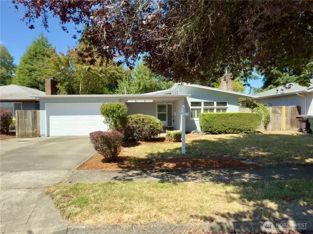 3038 Louisiana ST, Longview WA 98632 Walkable neighborhood, sidewalks, curbs, paved street, mature landscaping, driveway parking, garage, front patio, single level home, fenced backyard, fruit tree, outbuilding