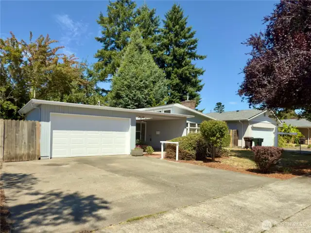 3038 Louisiana St, One level, garage, driveway parking, covered patio, mature landscaping, walkable neighborhood, refinished hardwood floors, move-in ready
