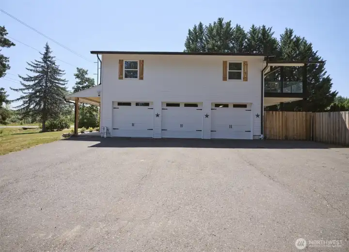 3 car garage with lots of parking