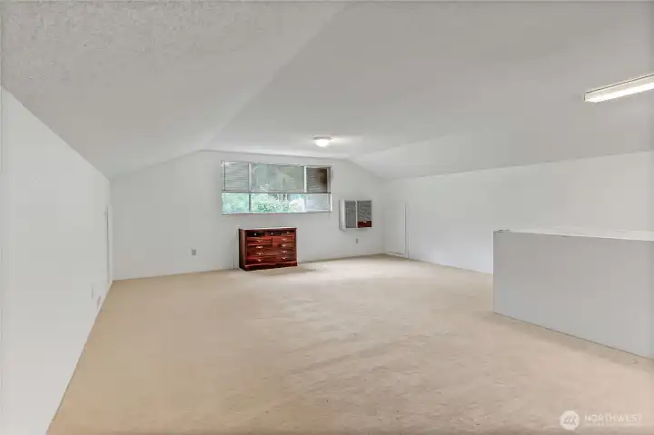 Large bonus area upstairs.