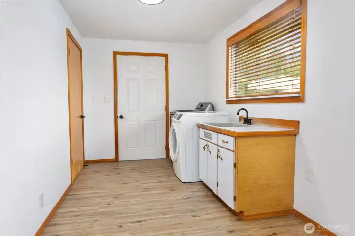 Upstairs Laundry/Entry