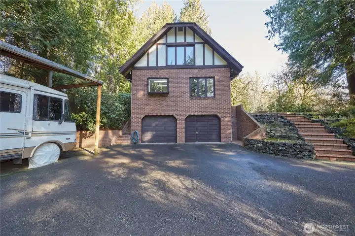 Lots of driveway space. RV CPT.