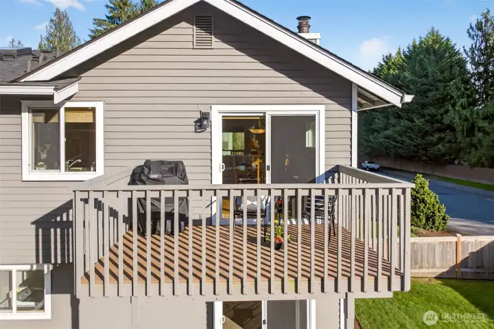A wide backyard facing deck creates an easy indoor to outdoor connection, ideal for dining outside and casual weekend gatherings. Elevated above the yard for better outlook and privacy, it’s a great vantage point over the lawn and sports court in this Hollymere, English Hill setting.