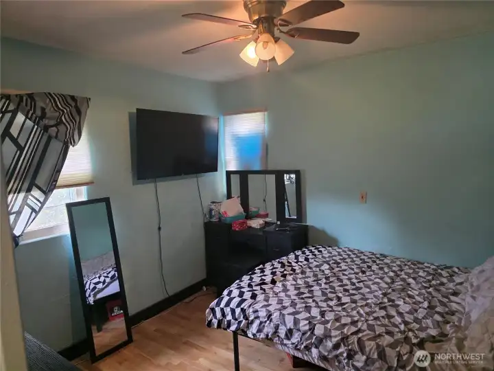 2nd bedroom with ceiling fan