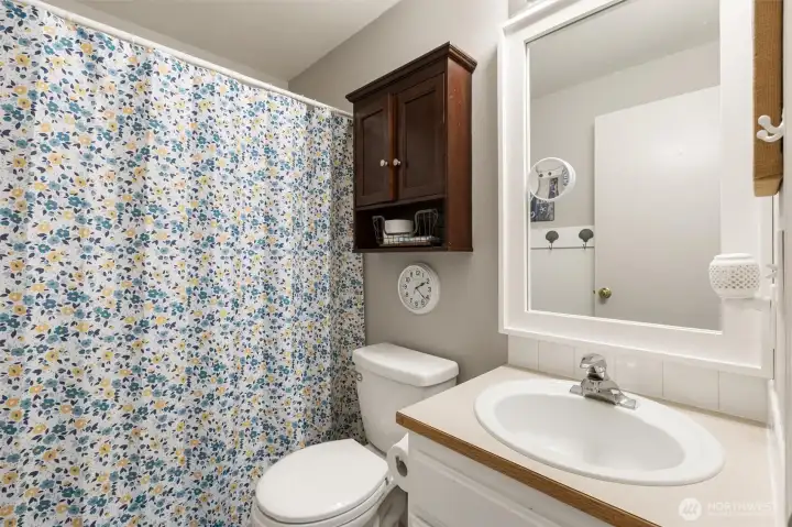 Upstairs guest bath