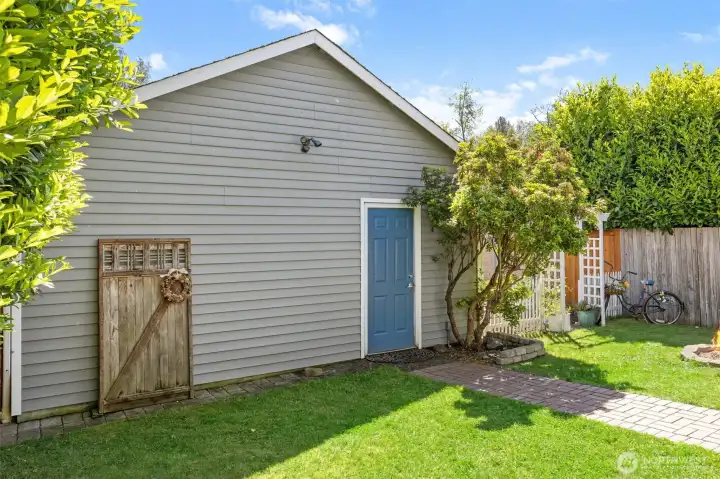 fully fenced dog run (or extra storage space) to the left