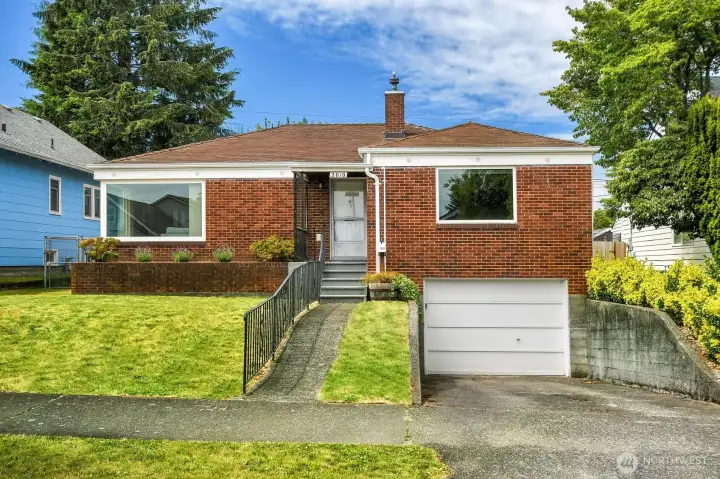 A timeless brick home with modern updates in Everett's Historic Riverside neighborhood! A timeless brick home with modern updates in Everett's Historic Riverside neighborhood!