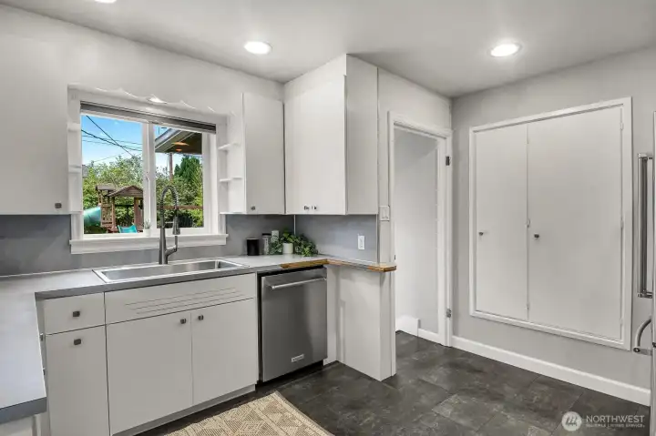 Kitchen with view of gorgeous backyard. Kitchen with view of gorgeous backyard.