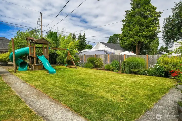 Fully fenced backyard beautiful landscaping. Fully fenced backyard beautiful landscaping.