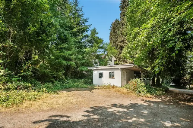 Detached 1-car garage