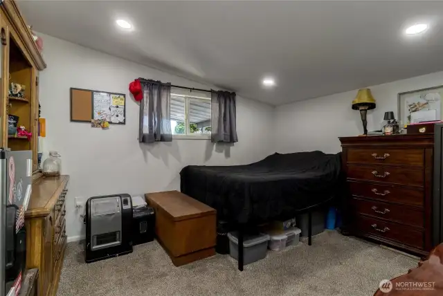 Bonus room, Egress window, no closet