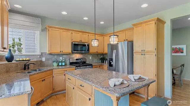 Ample counter and cabinet space