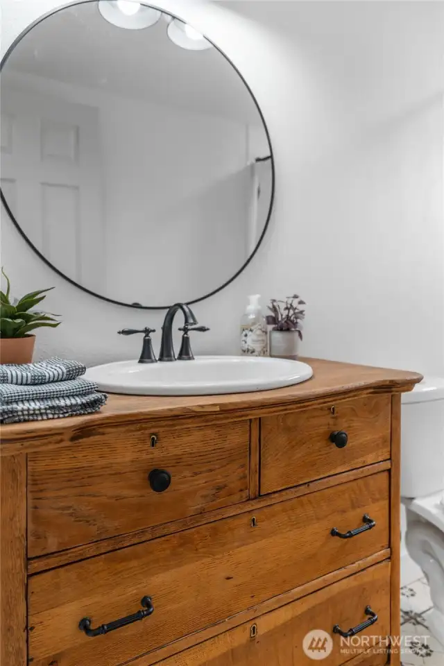 Guest Bath (Upstairs)