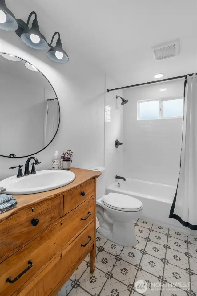 Guest Bath (Upstairs)