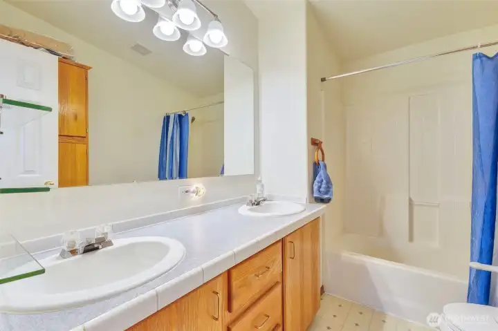 Full bath between bedrooms.