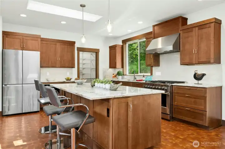 Impressive Island with Granite Countertops throughout