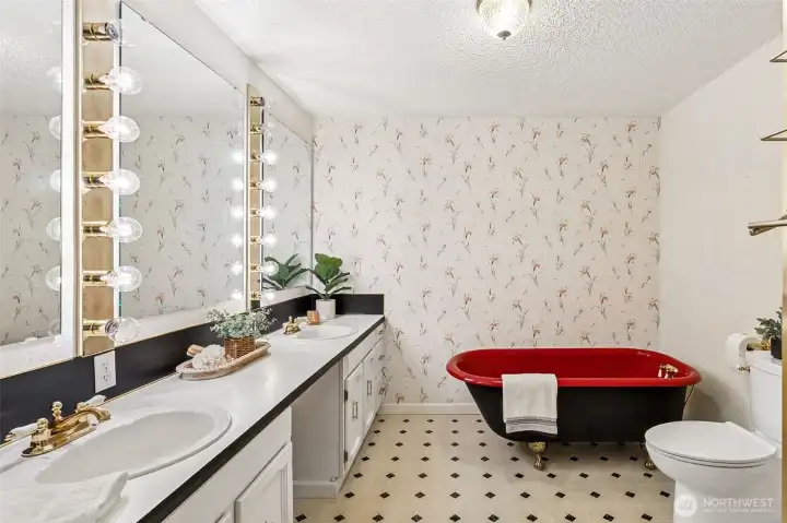 Talk about space in this 5 piece bathroom