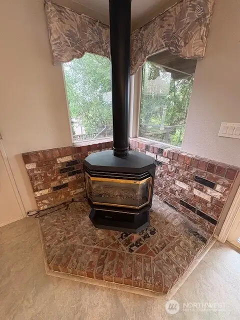 Natural gas/electric fireplace in eating space