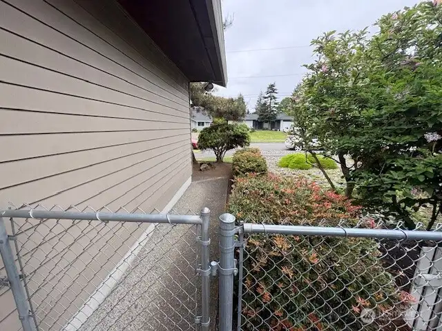 side path view to street