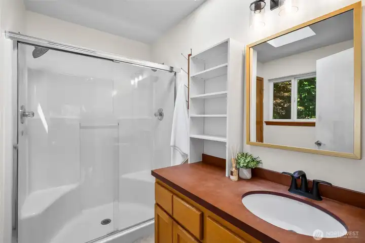 Full bathroom on main 2