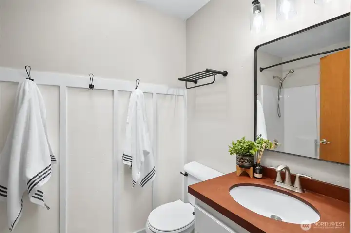 Full bathroom on main 2