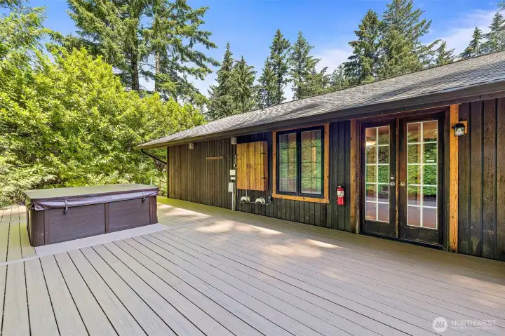 Massive composite deck that is 5 years old with fabulous hot tub
