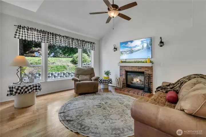 Huge familly room with soaring cathedral ceilings!