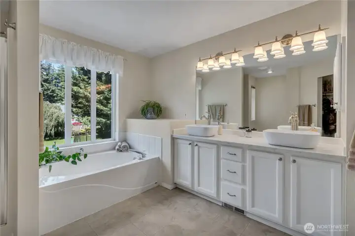 5 piece primary bath has been nicely updated!