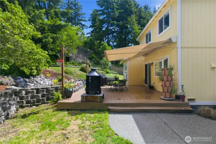 Lovely newer trex deck with "Sunsetter" retractable awning!