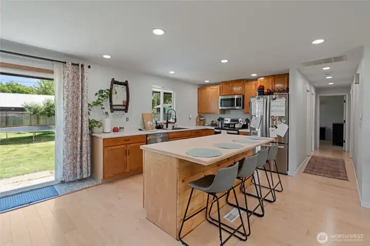 Kitchen with Breakfast bar