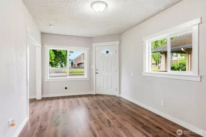 Entry/Living Room Entry/Living Room