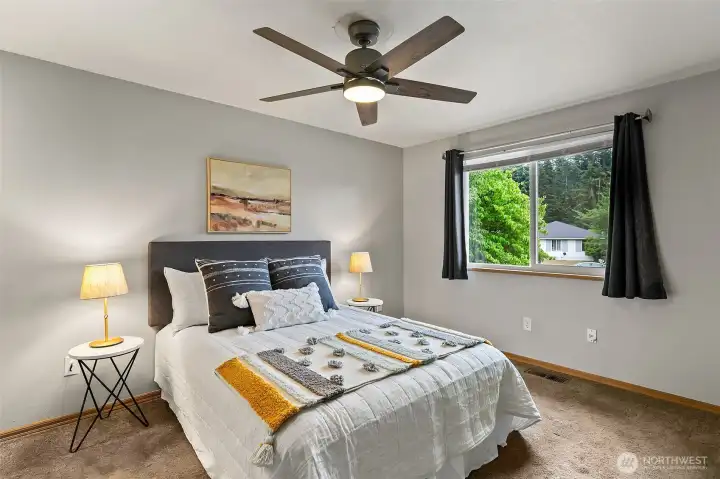 Primary bedroom w/ceiling fan