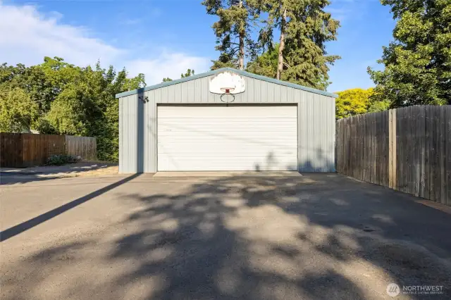576 sq foot shop