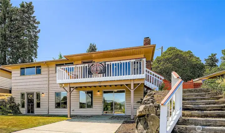 Mid Century Lakeridge home in quiet neighborhood