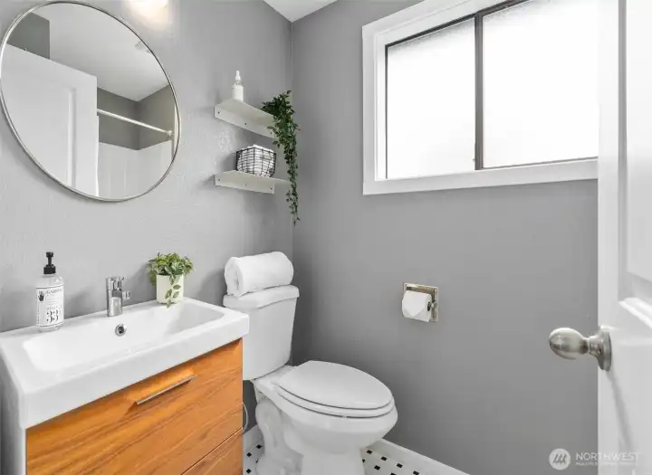 Primary suite en suite bath.