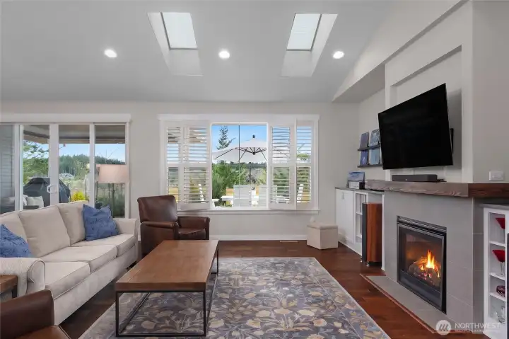 Screened skylights and plenty of can lights.