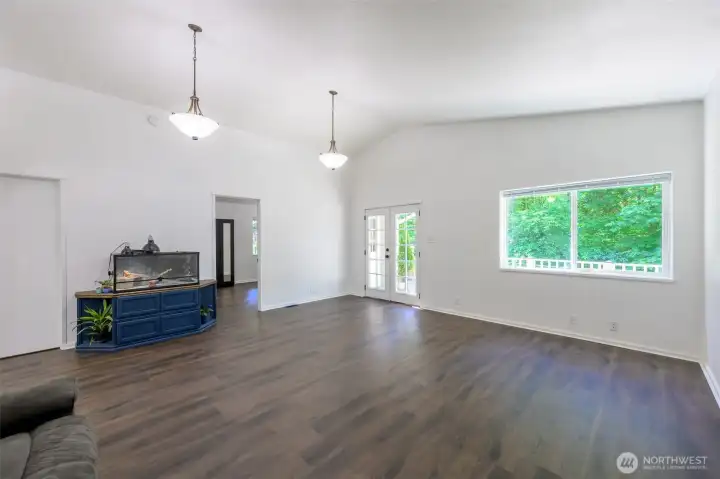 Main Living room is 18'5" x 17'6". Main Living room is 18'5" x 17'6".