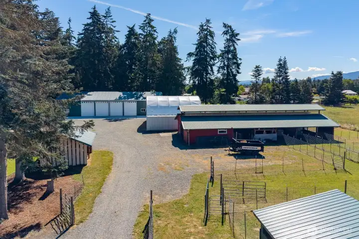 South driveway approach, has full circular turn around