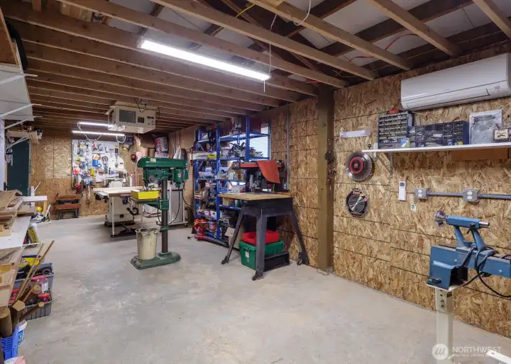 2 separate Climate controlled spaces in barn (tack room, feed room, workshop)