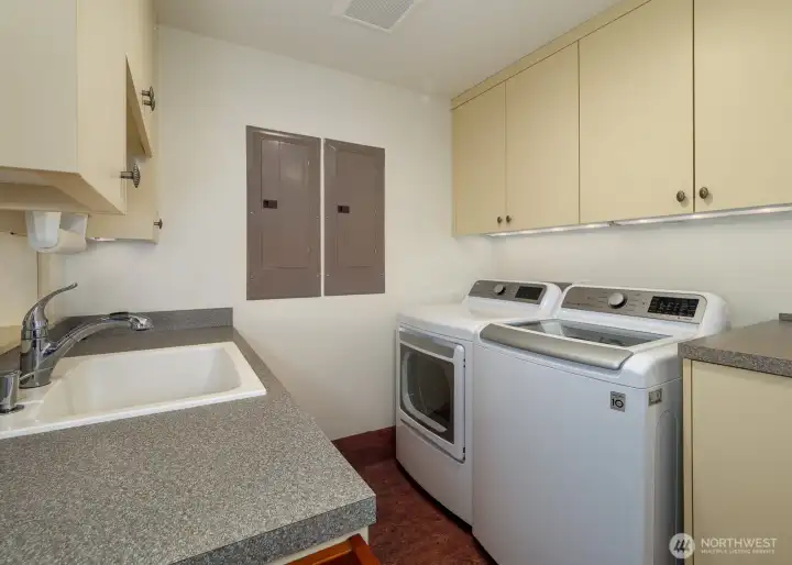 Mud Room/Laundry, has door to exterior (facing back yard & garage)