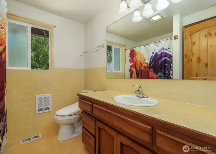 Full Bath/Hall