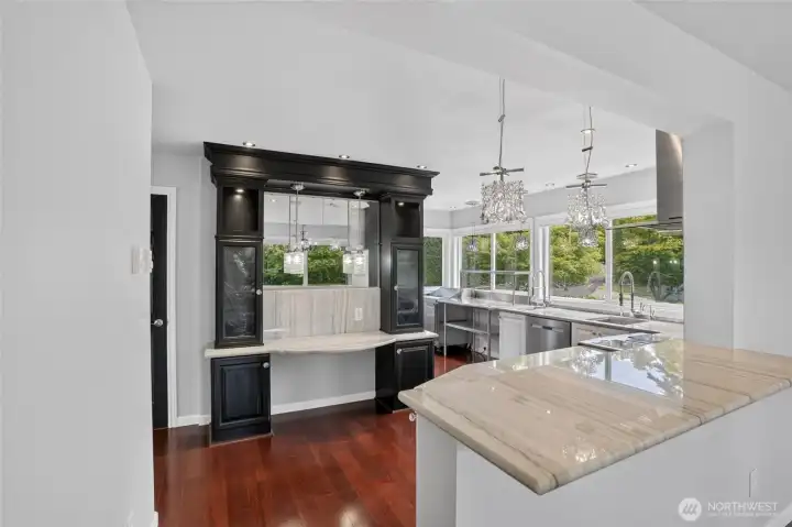 Breakfast bar between dining and kitchen Breakfast bar between dining and kitchen
