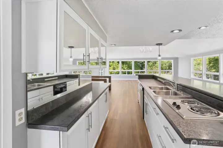 Abundant cabinets and counter space Abundant cabinets and counter space