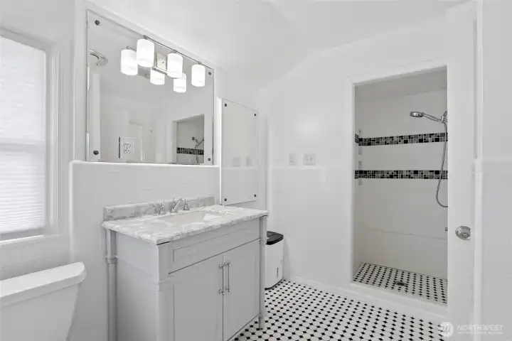 Upper bath with shower Upper bath with shower